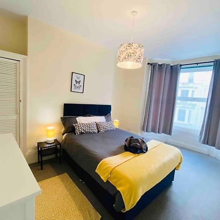 7 Bedroom House In Town Centre Near Beach - Sleeps 13 ヘイスティングス エクステリア 写真