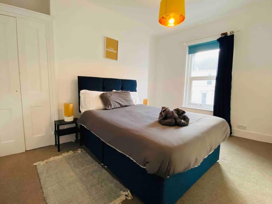 7 Bedroom House In Town Centre Near Beach - Sleeps 13 ヘイスティングス エクステリア 写真