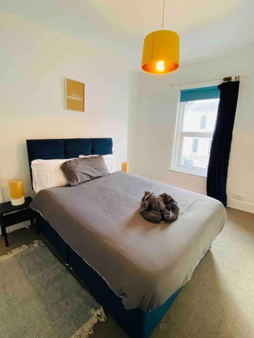 7 Bedroom House In Town Centre Near Beach - Sleeps 13 ヘイスティングス エクステリア 写真