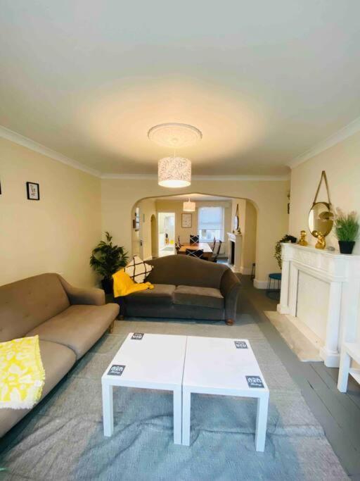 7 Bedroom House In Town Centre Near Beach - Sleeps 13 ヘイスティングス エクステリア 写真