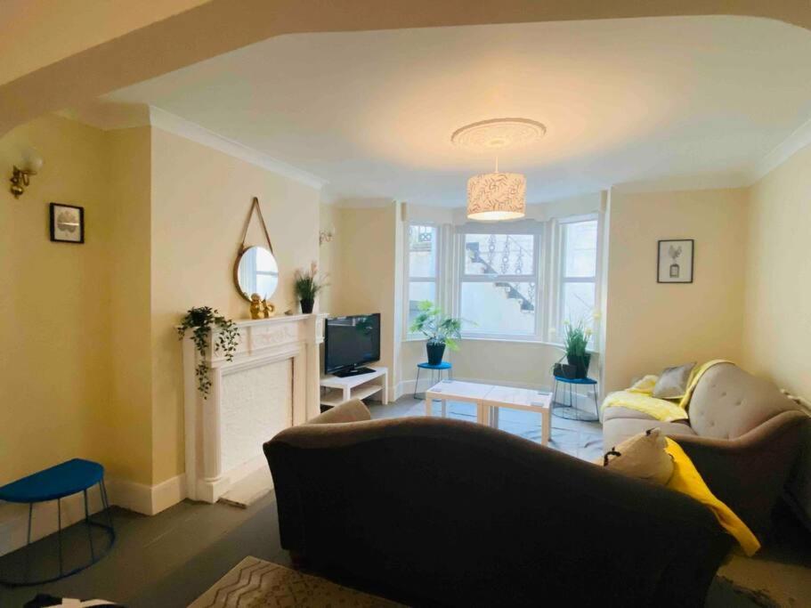 7 Bedroom House In Town Centre Near Beach - Sleeps 13 ヘイスティングス エクステリア 写真